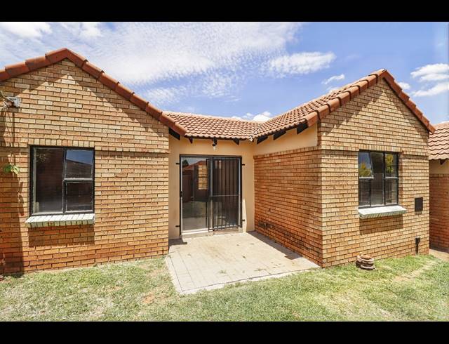 2 BEDROOM TOWNHOUSE FOR SALE IN HALFWAY GARDENS